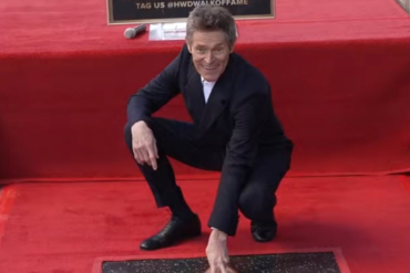 El reconocido Willem Dafoe recibe la primera estrella del Paseo de la Fama de Hollywood del 2024 (+Video)