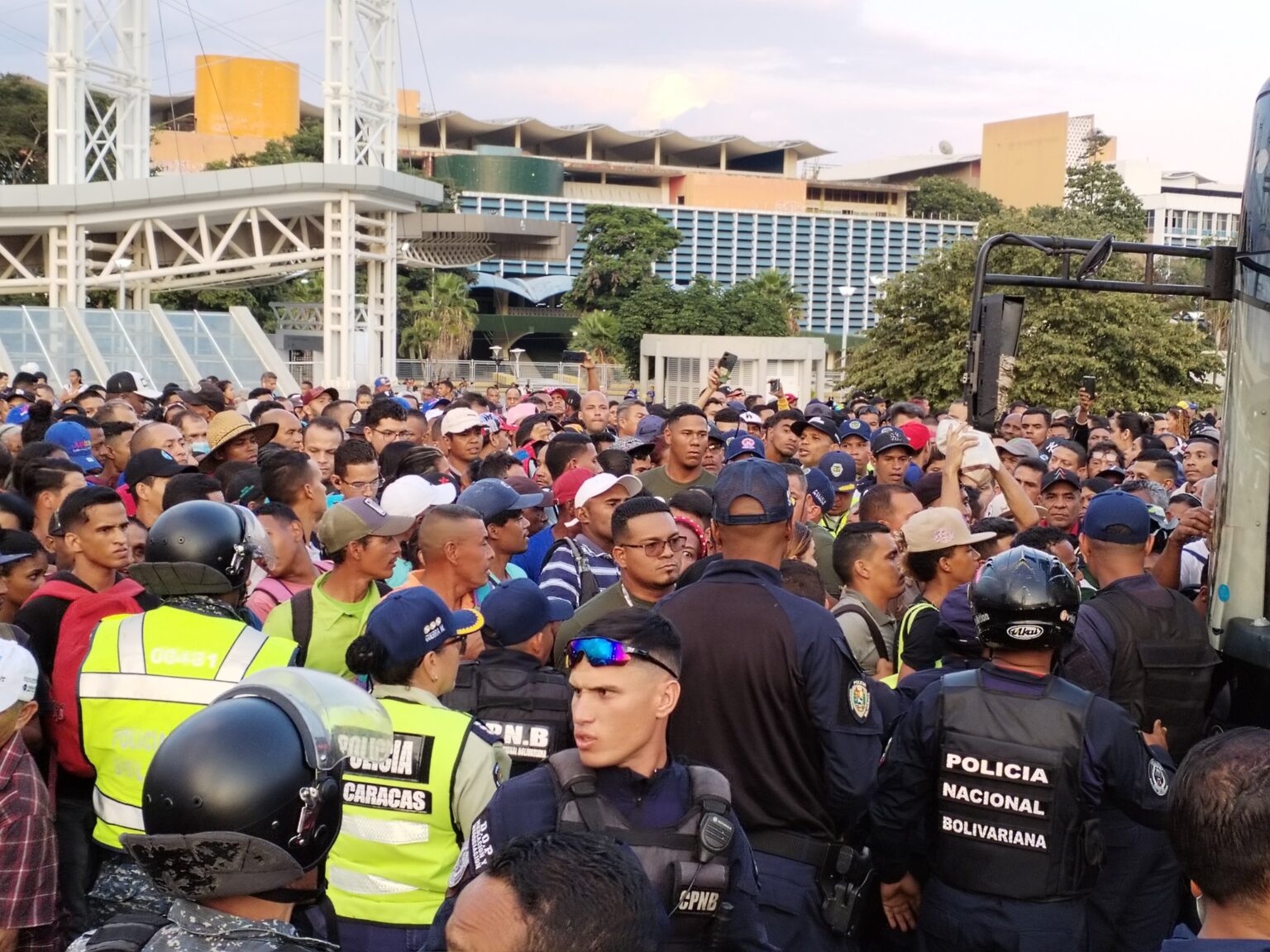 Golpes, Manotazos, Gritos Y Empujones: Falla Eléctrica En El ...