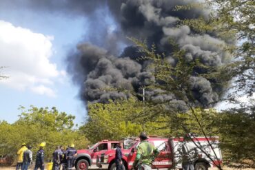 Se registró un incendio en el patio de tanque de Pdvsa en Los Puertos de Altagracia este #10Ene