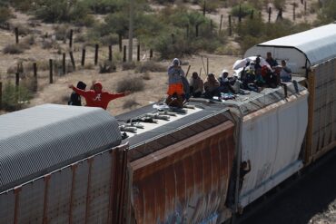 “El tren estaba arrancando y me caí”: migrante venezolano narra los terribles momentos que vivió cuando la Bestia le amputó sus piernas (+Video)