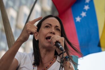 María Corina Machado se las canta a Maduro: «Se niega a aceptar mi candidatura porque sabe que perdería»