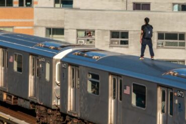 Peligrosa “moda” que cobra vidas: adolescente murió mientras “surfeaba” en techo de tren de Nueva York