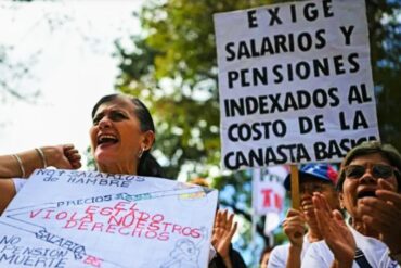 «No podemos vivir con tres dólares»: Trabajadores y docentes venezolanos inician el 2024 protestando para exigir aumento de salarios y pensiones