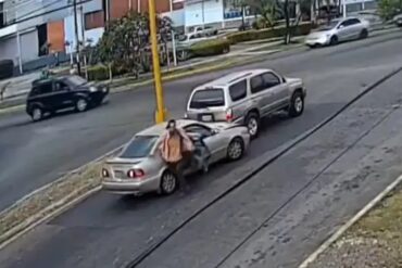 Ocurrió en Puerto Ordaz: Cámara grabó el momento en el que sujeto intentó meterse al carro de una mujer mientras esperaba en un semáforo (+Video)