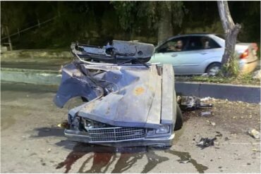 Se registró un accidente de tránsito en Caricuao milagrosamente sin víctimas: así de destrozado quedó el vehículo (+Video)