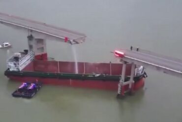 Al menos cinco personas murieron en China tras el choque de un barco contra un puente