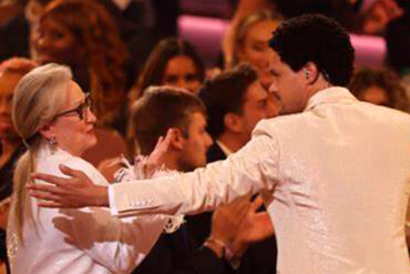 La curiosa entrada de Meryl Streep a la ceremonia de los premios Grammy: “No tienes que disculparte conmigo” (+Video)