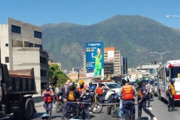 Un repartidor de comida falleció al colisionar contra un camión en autopista Prados del Este