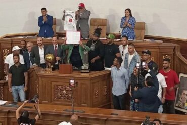 Wilmer Ruperti y jugadores de Tiburones de La Guaira fueron “reconocidos” por de la Asamblea Nacional tras triunfo en la Serie del Caribe (+Video)