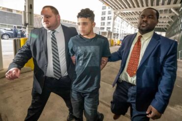 Adolescente venezolano que causó tiroteo en Times Square se declaró “inocente” y su defensa se quejó por la atención mediática al caso