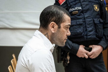 Sentencian a Dani Alves a cuatro años y medio de cárcel por violación a joven en discoteca: deberá pagar 150.000 euros para indemnizarla