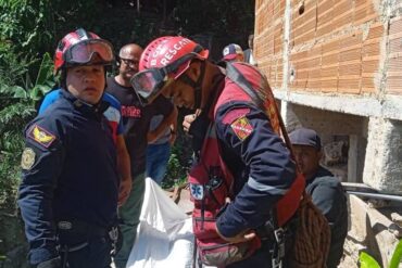 Hombre murió en El Valle cuando transitaba por una pasarela con desperfecto: cayó de una altura aproximada de 30 metros