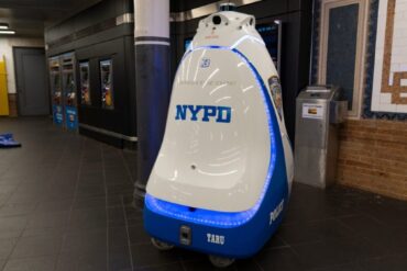 Nueva York sacó de circulación al robot policía que patrullaba el Metro de Times Square: tenía solo tres meses de servicio