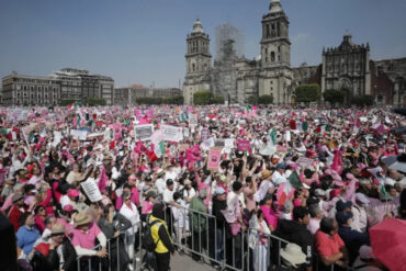 Las imágenes de la multitudinaria protesta en México contra las reformas constitucionales de López Obrador (+Videos)