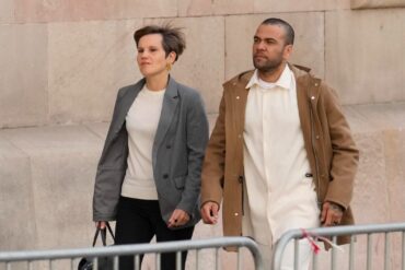 Dani Alves apareció por primera vez después de recibir libertad condicional por pagar fianza en caso de presunta violación