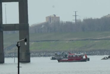 Autoridades hallaron dos cadáveres de trabajadores que cayeron al agua al derrumbarse un puente en Baltimore tras choque de un barco