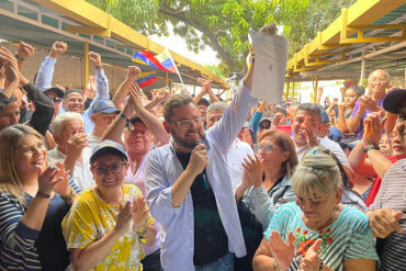 Antonio Ecarri se inscribe formalmente como candidato presidencial ante el CNE