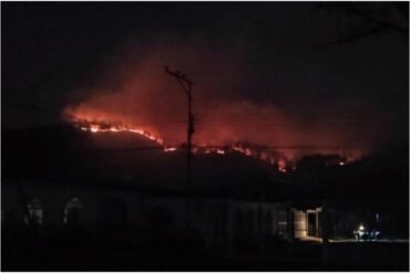 El cerro “El Café” de Naguanagua ardió en llamas la noche del #26Mar (+Video impactante)