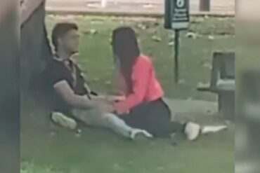 Captaron a una pareja teniendo relaciones íntimas en un parque público en Colombia