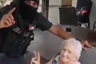 Anciana revela que terrorista de Hamás la perdonó y descartó secuestrarla cuando ella le dijo que era del mismo país que Messi (+Video)