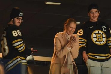 Fanáticos emocionados por la reaparición de Celine Dion en buen estado físico: cantó desde las gradas en un partido de hockey (+Videos)