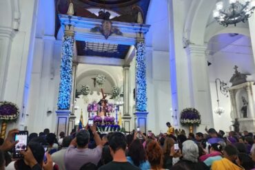 Feligresía venera la imagen del Nazareno de San Pablo de la iglesia Santa Teresa de Caracas este Miércoles Santo