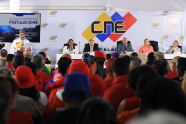 Con un Amoroso sonriente de fondo Maduro celebra formalización de su inscripción y dice que habrá elecciones “con o sin” la oposición (+Video)