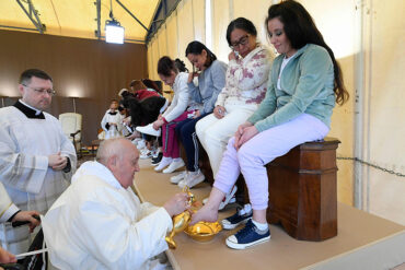 El papa Francisco en silla de ruedas lava los pies a reclusas por Jueves Santo (+Video)
