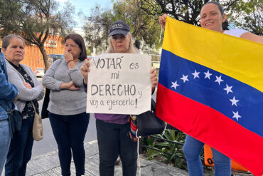 Venezolanos en Quito se plantaron frente al consulado para exigir la apertura del Registro Electoral