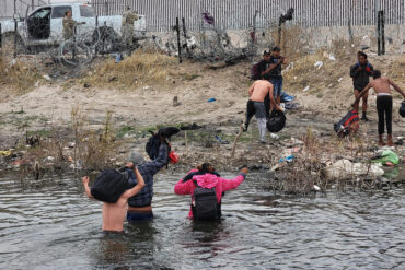 Corte Suprema de EEUU bloqueó temporalmente la entrada en vigor de ley de Texas que permite detener y expulsar a migrantes