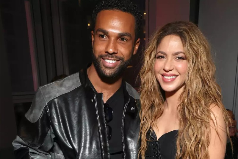 Shakira captada en una cena aparentemente romántica con actor de ‘Emily in París’ que apareció en uno de sus videos Shakira captada en una cena aparentemente romántica con actor de ‘Emily in París’ que apareció en uno de sus videos