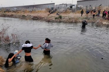 Tribunal Supremo de EEUU a favor de que Texas aplique su polémica ley que autoriza la detención y expulsión de migrantes indocumentados