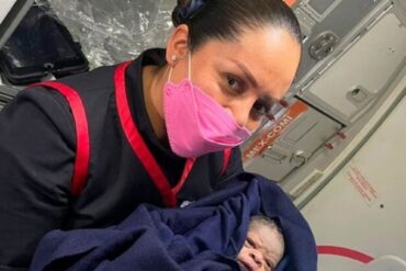 Un bebé nació en un vuelo local de Aeroméxico y recibió un generoso regalo de la aerolínea (+Video)