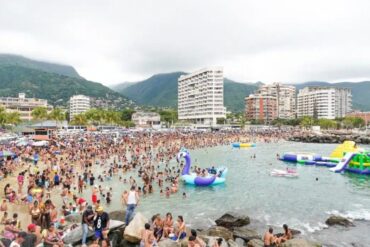 Así de repletas estuvieron las playas de La Guaira esta Semana Santa (+Fotos)