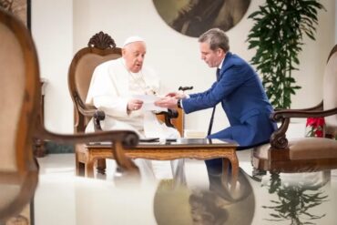 El papa Francisco cuenta en un libro cómo quiere que sea su funeral: “Con dignidad, como cualquier cristiano, pero no sobre almohadones”