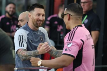 El momento en que Daddy Yankee y Messi se saludaron durante el regreso del futbolista tras lesión (+Video)