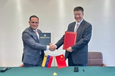 Venezuela y China firman acuerdos para activar vuelos comerciales entre ambos países