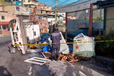 Acordonaron zona en Caricuao tras accidente que causó derrame de productos químicos