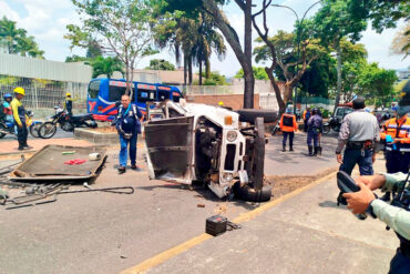 Al menos tres estudiantes heridos tras vuelco de transporte escolar en Chacao