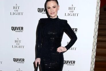 Actriz Anna Paquin aparece en la alfombra roja con un bastón por problemas de movilidad