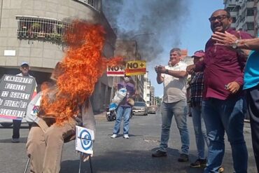 A pocas cuadras de Miraflores quemaron a un Judas “alacrán” con los rostros de Maduro y Rosales (+Videos)