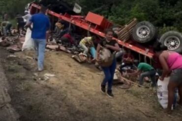 Saquearon gandola que transportaba aceite comestible tras vuelco en la carretera Morón-Coro (+Video)
