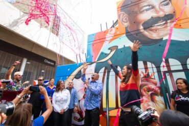 “Con el corazón palpitando alegremente”: Oscar D’ León se emocionó durante la inauguración de su nuevo mural en Chacao (+Videos)