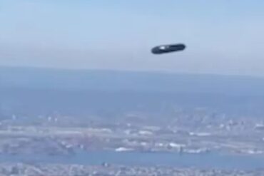 Pasajera de un avión grabó un OVNI en el cielo de Nueva York y el video generó terror: “Tenía forma circular y se trasladaba a gran velocidad” (+Video)