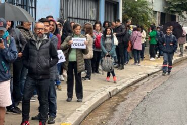 Venezolanos en Argentina exigen poder inscribirse en el RE en el último día de jornada: “Queremos votar”