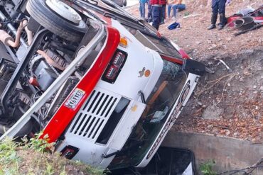 Al menos 15 personas resultaron heridas por vuelco de un autobús de pasajeros en la ARC (+Fotos)