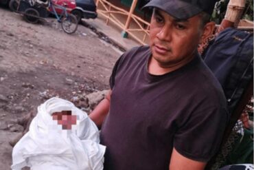 El desgarrador llanto de un recién nacido que fue abandonado en un pozo séptico y rescatado por las autoridades (+Video)