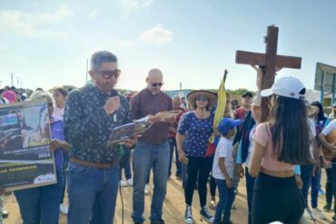 Develan cruz en Paraguaná para homenajear a migrantes fallecidos y desaparecidos en el mar