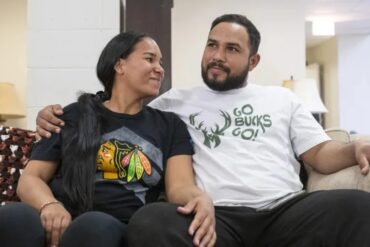 15 parejas de migrantes venezolanos contrajeron nupcias en boda masiva en iglesia de Chicago