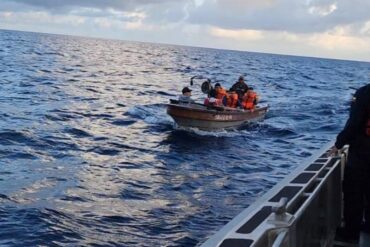 Rescatan a 7 migrantes venezolanos a bordo de un “artefacto flotante” en la isla de San Andrés